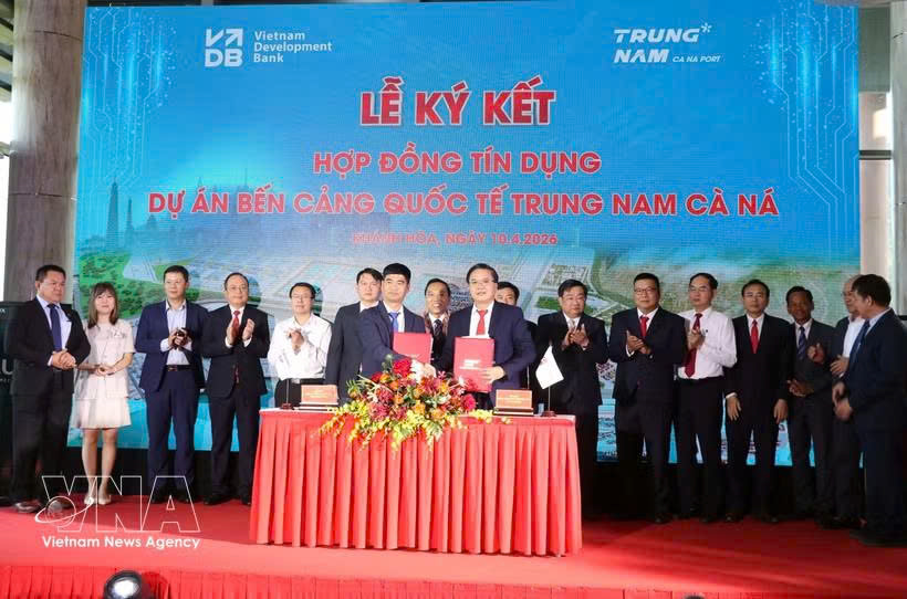 Investment deal signed for Ca Na LNG power plant, wharf projects